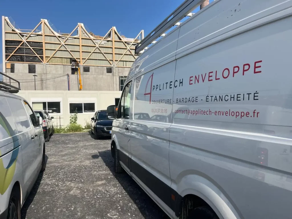 Fourgon Applitech Enveloppe stationné devant la salle de sport Saint‑Sauveur à Lille, pendant les travaux de couverture, bardage et étanchéité