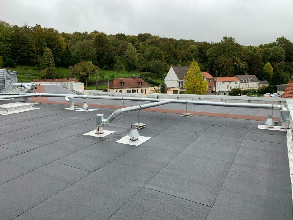 Toiture terrasse de l’IME de Saint-Michel-sur-Ternoise avec étanchéité et réseaux techniques apparents, travaux réalisés par Applitech Enveloppe.
