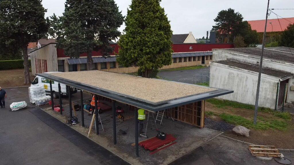 Préau de l’école Paul Sion à Courcelles-lez-Lens avec structure métallique et toiture en finition, en cours de réalisation par Applitech Enveloppe.