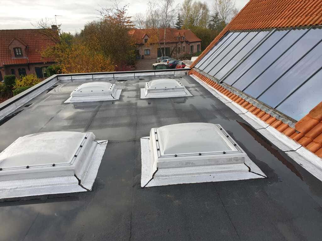 Étanchéité d’une extension à toit plat avec lanterneaux à Willems, réalisée (Applitech Enveloppe).