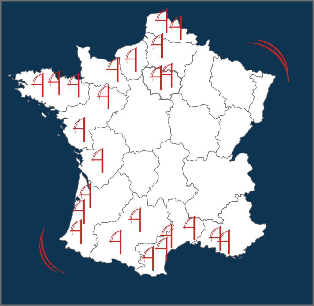 Carte de l'héxagone avec des drapeaux Applitech implémentés symbolisant les différents lieux de chantiers réalisés par Applitech Enveloppe.