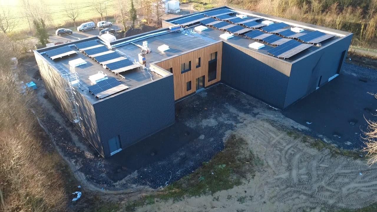 Bâtiment d'activités avec installation photovoltaïque