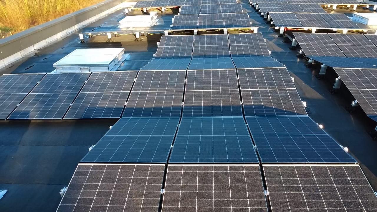 Vue aérienne installation photovoltaïque toiture