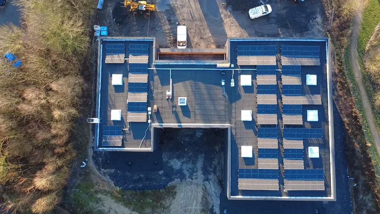 Panneaux photovoltaïques sur toiture industrielle