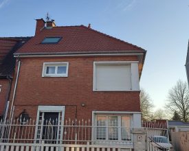 Maison en briques à Douai avec nouvelle toiture en tuiles après réfection, vue de la façade, chantier Applitech Enveloppe.