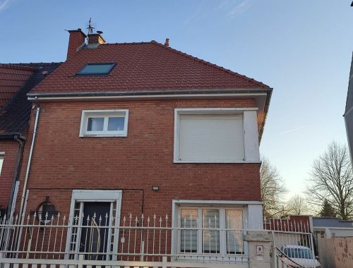 Maison en briques à Douai avec nouvelle toiture en tuiles après réfection, vue de la façade, chantier Applitech Enveloppe.