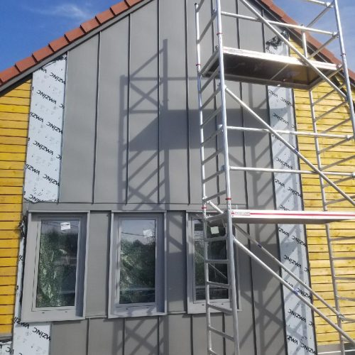 Pose de bardage métallique vertical sur la maison de santé d’Hucqueliers, avec échafaudage et finitions en cours, chantier réalisé par Applitech Enveloppe.