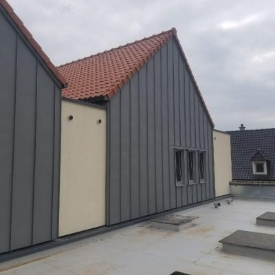 Vue des façades bardées en métal de la maison de santé d’Hucqueliers depuis la toiture terrasse, travaux d’enveloppe du bâtiment réalisés par Applitech Enveloppe.