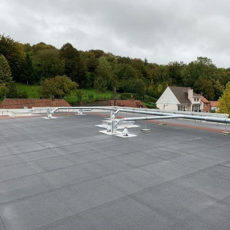 Vue d’ensemble de la toiture terrasse de l’IME de Saint-Michel-sur-Ternoise avec étanchéité et installations techniques finalisées par Applitech Enveloppe.
