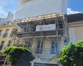 Immeuble en rénovation à St Germain en Laye avec un échafaudage au dessus de la crêperie l'Atelier. Un chantier réalisé par Applitech Enveloppe