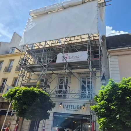 Immeuble en rénovation à St Germain en Laye avec un échafaudage au dessus de la crêperie l'Atelier. Un chantier réalisé par Applitech Enveloppe