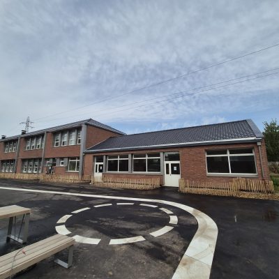 Aménagement extérieur du chantier fil rouge Applitech Enveloppe à Wattignies avec voirie neuve, marquage au sol et bâtiments réhabilités.