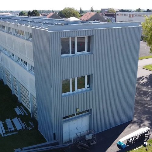 Vue d’ensemble du chantier Applitech Enveloppe à Wattignies montrant les travaux de rénovation et d’habillage du bâtiment scolaire.