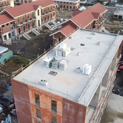 Vue aérienne du chantier Applitech Enveloppe au Domaine d’Hestia à Saint-André-lez-Lille montrant des bâtiments en construction avec toitures terrasses en cours de travaux d’étanchéité.
