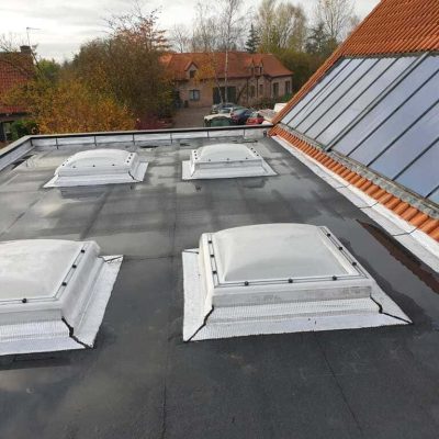 Étanchéité d’une extension à toit plat avec lanterneaux à Willems, réalisée (Applitech Enveloppe).