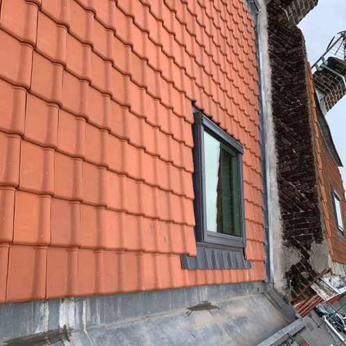 Réfection de couverture en tuiles avec habillage de façade à Tourcoing après travaux, réalisée par Applitech Enveloppe.