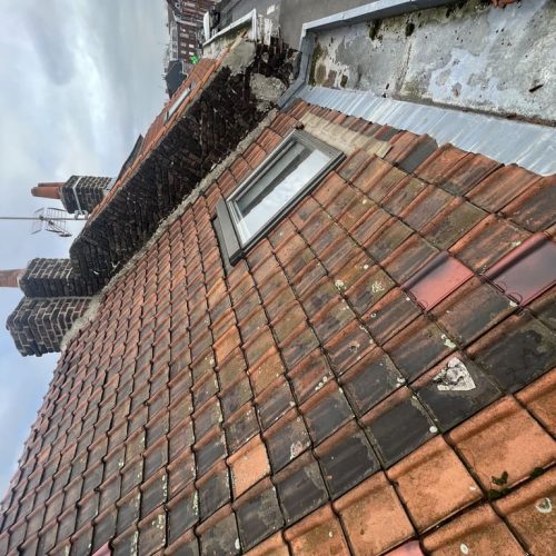 Façade et couverture en tuiles anciennes avant réfection à Tourcoing, état initial du chantier Applitech Enveloppe.