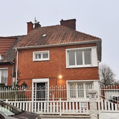 Maison en briques à Douai avec ancienne toiture en tuiles avant réfection, vue de la façade, chantier Applitech Enveloppe.