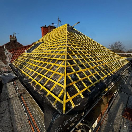 Réfection de la toiture en tuiles en cours à Douai, pose du lattage jaune sur écran de sous-toiture, chantier Applitech Enveloppe.
