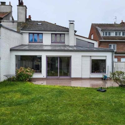 Maison à Marcq-en-Baroeul après réfection, toiture de l’extension refaite en couverture zinc à joints debout, réalisée par Applitech Enveloppe.